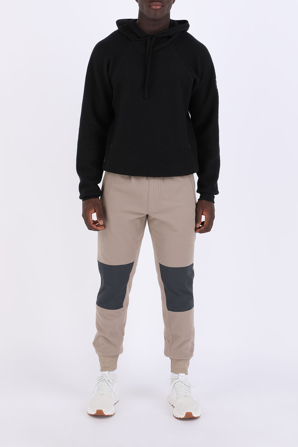 סווטשירט קפוצ'ון עם תווית לוגו